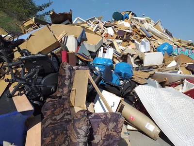 Opróżnianie Mieszkań Poznań sprzątanie strychów piwnic domów wywóz mebli śmieci agd